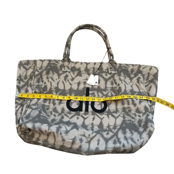 ALO Yoga Iconic Shopper Tote Gray Tie dye - Picture 3 of 5